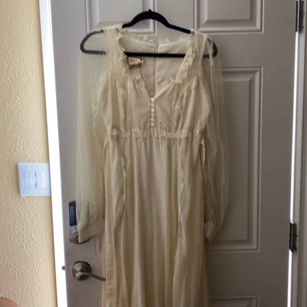 Perfect condition lace is flawless Gunne sax